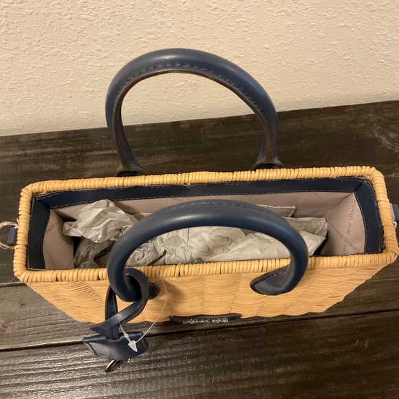 New, THE MICHAEL KORS MIRELLA SMALL SHOPPER TH CROSSBODY IN NAVY, Missing strap - Picture 8 of 8